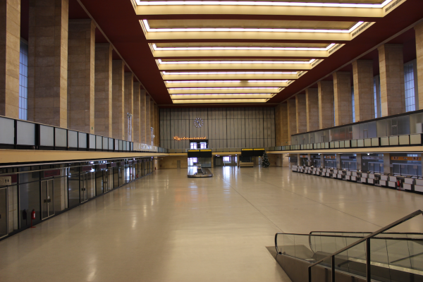 mister_flughafen-tempelhof_12-2025-eingangshalle022603F6FC-CF1D-69E4-762D-5B35BE6BF70C.png
