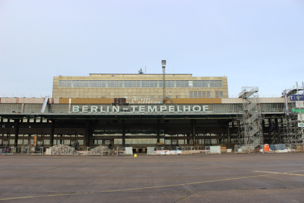 mister_flughafen-tempelhof_12-2025-flugfeld-2CAA2C24B-DB8D-58FD-EE78-815898096C21.png